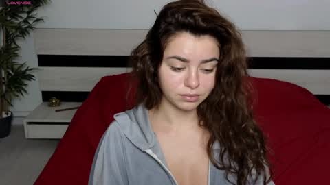 Snapshot of milania_hot_foxy chatting on December 5, 7:05 am Mila online show from December 5, 7:05 am