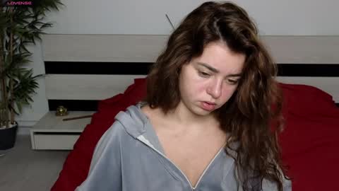 Snapshot of milania_hot_foxy chatting on December 6, 8:15 am Mila online show from December 6, 8:15 am