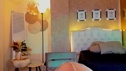 Snapshot of milaniminxx chatting on September 26, 9:45 pm aya online show from September 26, 9:45 pm