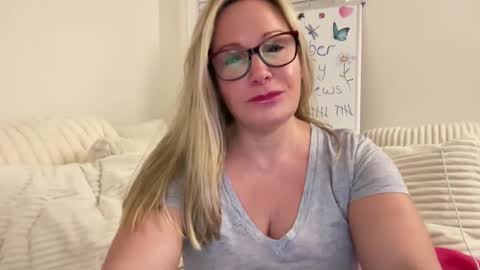 Snapshot of milf_goddess chatting on September 15, 2:20 am MIlf Goddess online show from September 15, 2:20 am