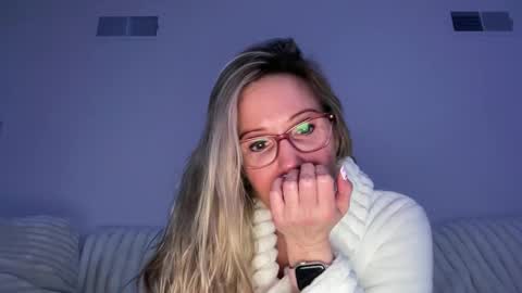 Snapshot of milf_goddess chatting on March 10, 6:16 am MIlf Goddess online show from March 10, 6:16 am