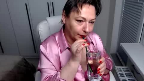 Snapshot of milfscarlette chatting on September 18, 4:33 am MilfScarlette online show from September 18, 4:33 am