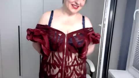 Snapshot of milfscarlette chatting on February 27, 5:24 am MilfScarlette online show from February 27, 5:24 am