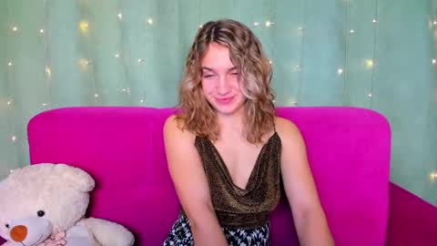 milkablond online show from December 4, 1:36 am