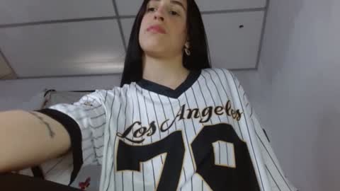 Snapshot of milker_amira chatting on December 21, 6:11 pm Amira online show from December 21, 6:11 pm