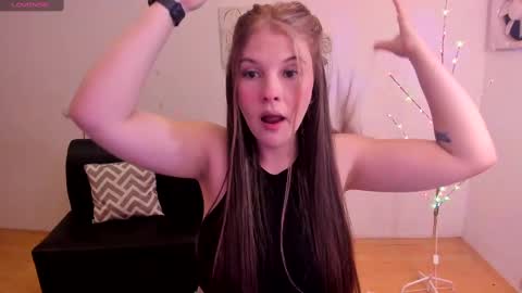 Snapshot of millysandler chatting on December 4, 12:41 am Milly online show from December 4, 12:41 am