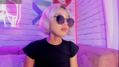 Minji online show from January 4, 12:05 pm