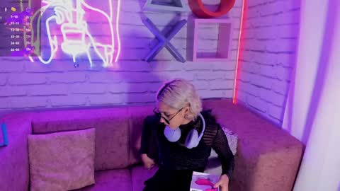Minji online show from December 15, 12:06 pm