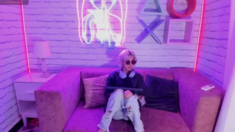 Minji online show from December 11, 11:51 am