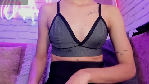 Minji online show from January 22, 11:45 am