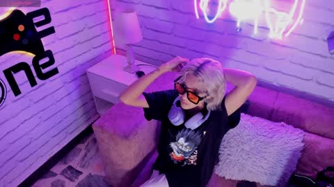 Minji online show from December 6, 11:44 am
