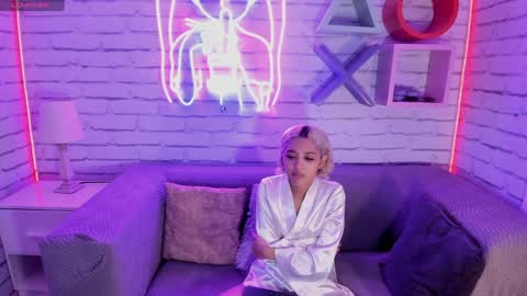 Minji online show from December 14, 11:50 am
