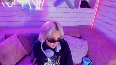 Minji online show from December 10, 11:54 am