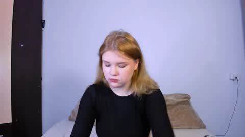 Snapshot of mina27372 chatting on September 24, 11:53 am hi Im Mina online show from September 24, 11:53 am