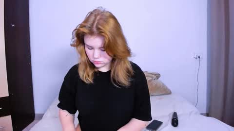 Snapshot of mina27372 chatting on October 8, 11:47 am hi Im Mina online show from October 8, 11:47 am