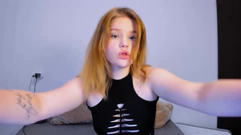 Snapshot of mina27372 chatting on November 2, 6:06 am hi Im Mina online show from November 2, 6:06 am