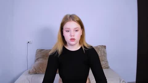 Snapshot of mina27372 chatting on October 19, 10:34 pm hi Im Mina online show from October 19, 10:34 pm