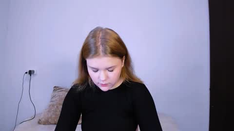 Snapshot of mina27372 chatting on October 28, 10:36 pm hi Im Mina online show from October 28, 10:36 pm