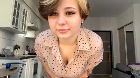Luna Moon online show from October 3, 11:59 am