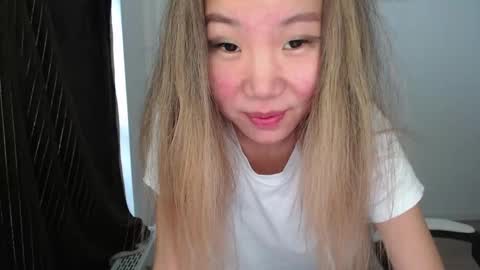 Snapshot of mira_g chatting on October 23, 1:06 pm mira_g online show from October 23, 1:06 pm