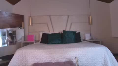 miss__ary_ online show from May 11, 11:56 am