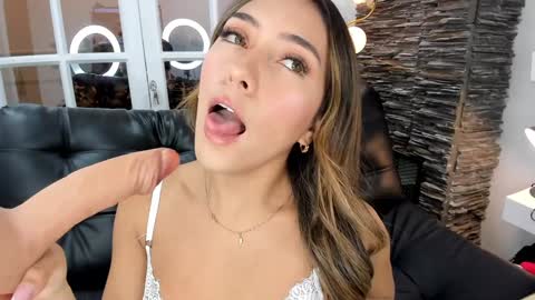 Snapshot of miss__zoe chatting on December 4, 7:01 pm Zoe online show from December 4, 7:01 pm