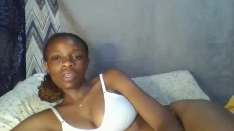 Snapshot of miss_belllo chatting on February 19, 5:49 am miss_belllo online show from February 19, 5:49 am