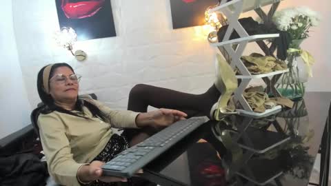 Snapshot of miss_lucero1 chatting on March 4, 4:06 am lucero online show from March 4, 4:06 am