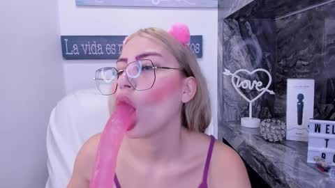 Rhena online show from September 8, 6:18 pm