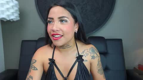 Snapshot of miss_vaiolette chatting on November 1, 11:36 am Vaiolette online show from November 1, 11:36 am