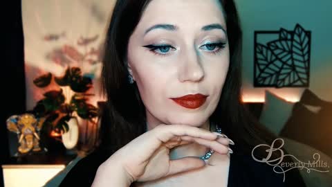 Snapshot of missbeverlymills chatting on February 5, 5:10 pm The divine Beverly online show from February 5, 5:10 pm
