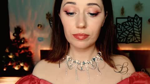 Snapshot of missbeverlymills chatting on December 25, 9:22 pm The divine Beverly online show from December 25, 9:22 pm