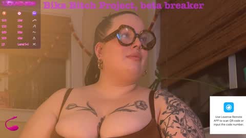 Snapshot of missbika chatting on December 5, 6:43 am Miss Bika online show from December 5, 6:43 am