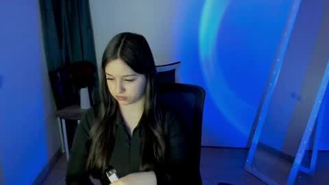 Mia online show from May 11, 2:45 pm