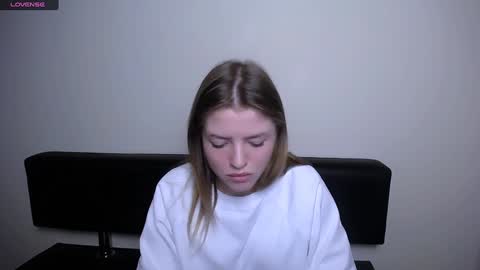 Snapshot of missoliviaa_ chatting on December 10, 1:44 pm Olivia online show from December 10, 1:44 pm