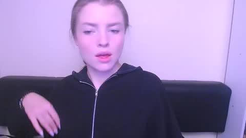 Snapshot of missoliviaa_ chatting on February 3, 7:51 am Olivia online show from February 3, 7:51 am