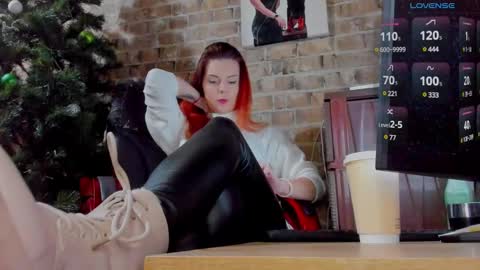 Snapshot of misspetitevenus chatting on January 22, 7:14 am Miss Venus online show from January 22, 7:14 am