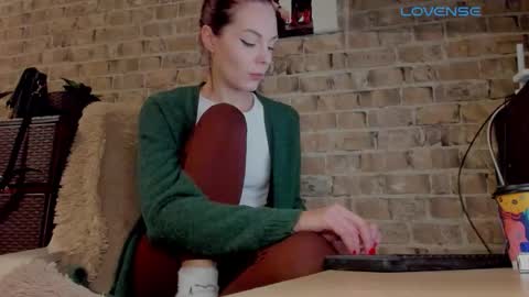 Snapshot of misspetitevenus chatting on October 27, 6:09 am Miss Venus online show from October 27, 6:09 am