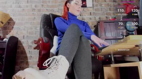 Snapshot of misspetitevenus chatting on December 9, 6:02 am Miss Venus online show from December 9, 6:02 am