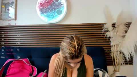 Snapshot of missvalery1 chatting on December 4, 8:18 pm missvalery1 online show from December 4, 8:18 pm