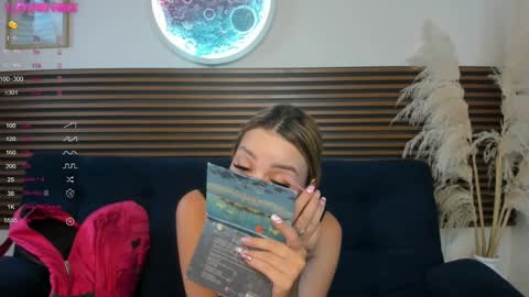 Snapshot of missvalery1 chatting on December 18, 8:14 pm missvalery1 online show from December 18, 8:14 pm