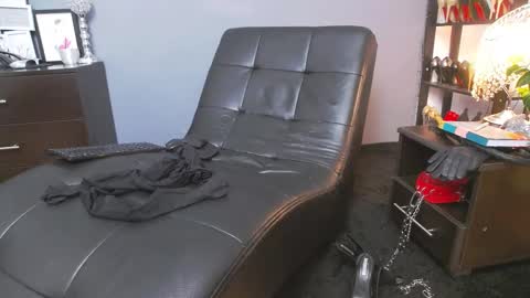 Snapshot of missvontease chatting on February 22, 6:48 pm Miss Von Tease online show from February 22, 6:48 pm