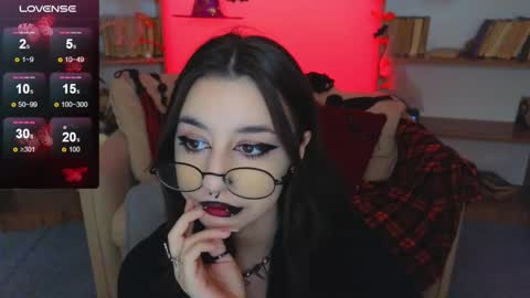 Snapshot of mistress__marcelline chatting on October 19, 10:06 am Marcelline online show from October 19, 10:06 am