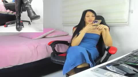 Snapshot of mistress_findom chatting on October 23, 12:05 am mistress_findom online show from October 23, 12:05 am