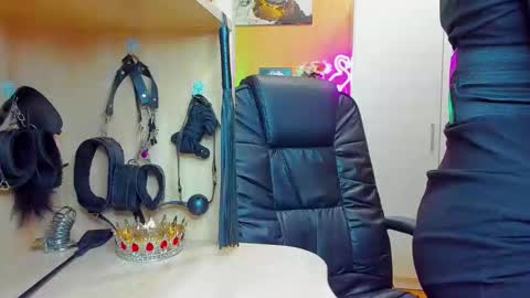 Snapshot of mistress_kristi chatting on September 25, 9:12 pm Mistress Kristi online show from September 25, 9:12 pm