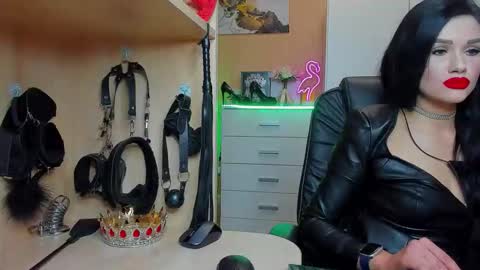 Snapshot of mistress_kristi chatting on October 21, 7:07 pm Mistress Kristi online show from October 21, 7:07 pm