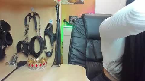 Snapshot of mistress_kristi chatting on October 9, 8:02 pm Mistress Kristi online show from October 9, 8:02 pm