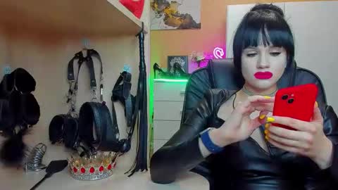 Snapshot of mistress_kristi chatting on October 15, 7:05 pm Mistress Kristi online show from October 15, 7:05 pm