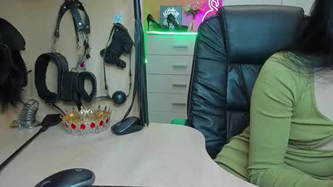 Snapshot of mistress_kristi chatting on September 23, 8:29 pm Mistress Kristi online show from September 23, 8:29 pm