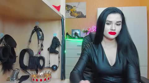 Snapshot of mistress_kristi chatting on September 26, 9:12 pm Mistress Kristi online show from September 26, 9:12 pm